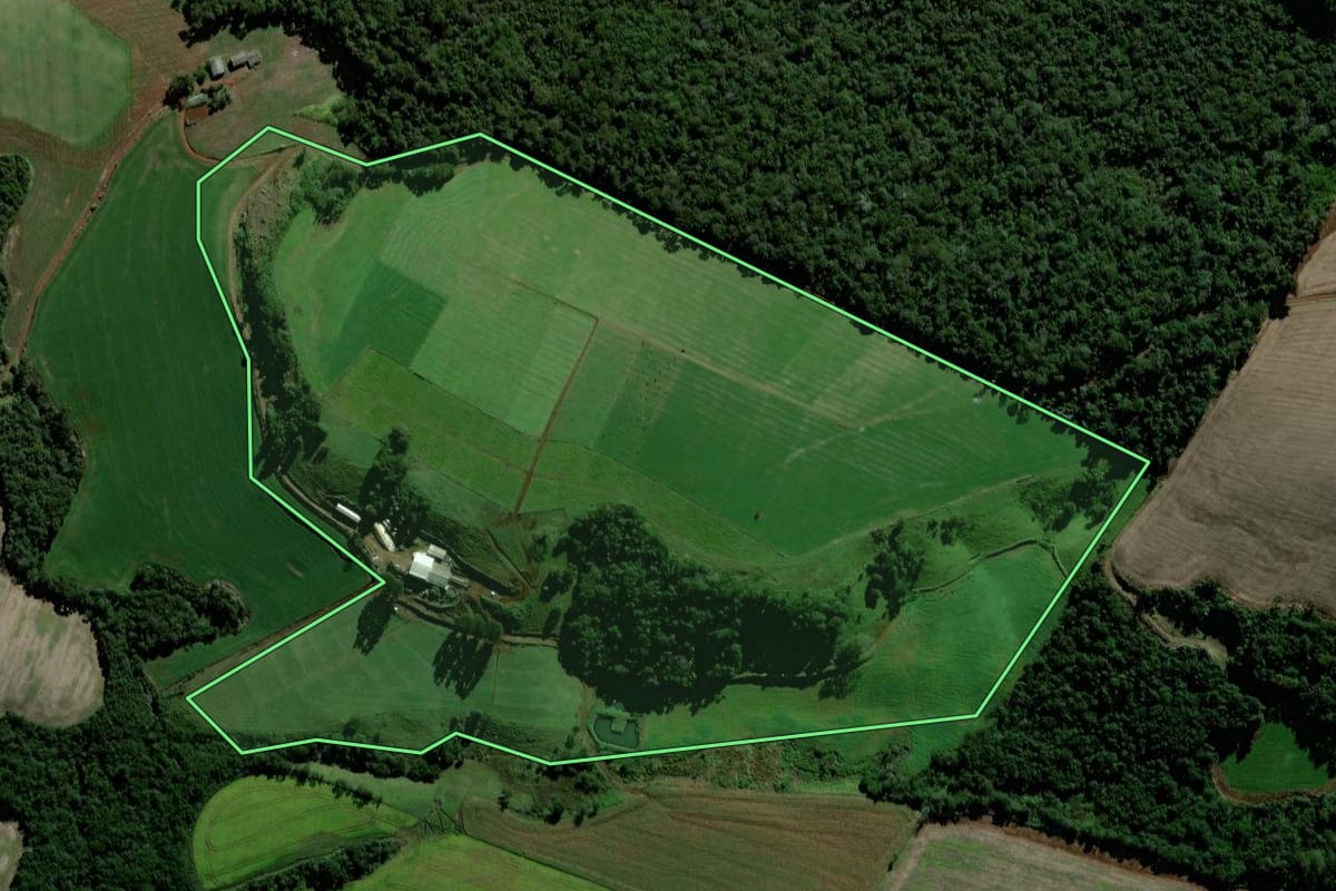 Imagem de satélite do imóvel rural em Porto Barreiro (PR), com o contorno declarado no CAR desenhado por cima.