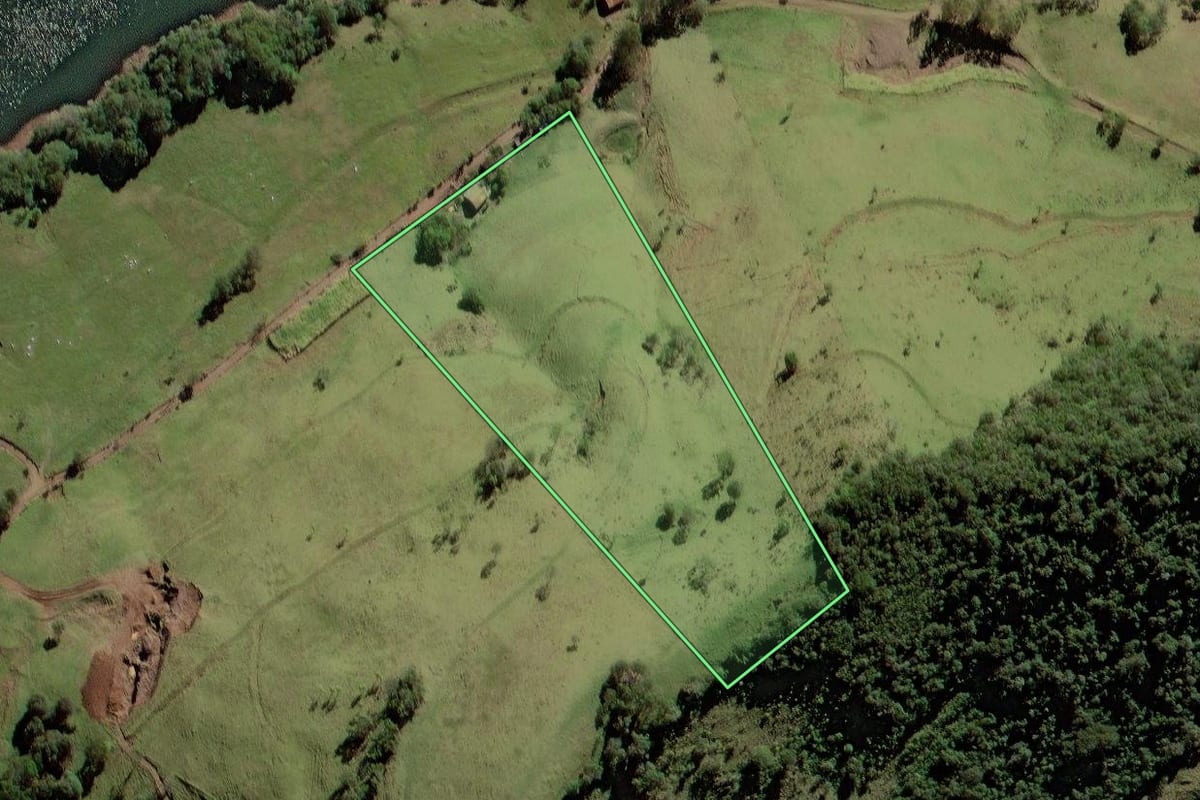Imagem de satélite do imóvel rural em Porto Barreiro (PR), com o contorno declarado no CAR desenhado por cima.