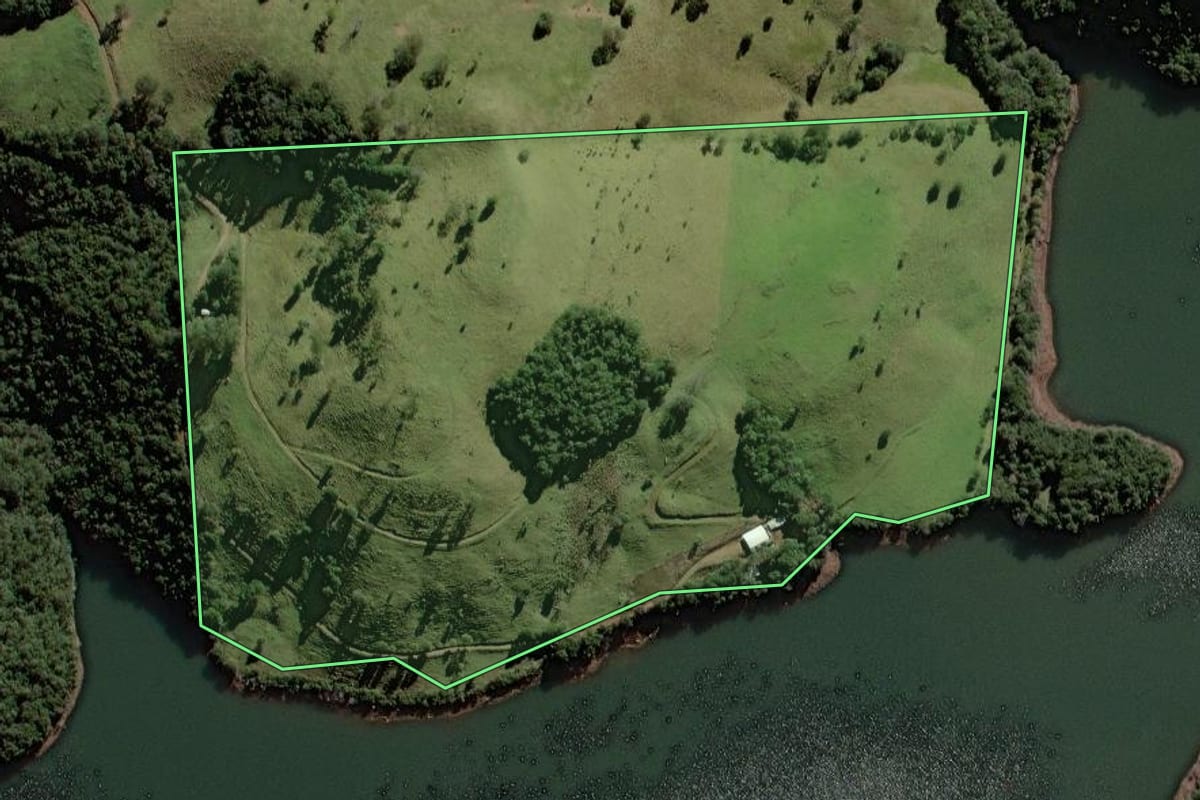 Imagem de satélite do imóvel rural em Porto Barreiro (PR), com o contorno declarado no CAR desenhado por cima.