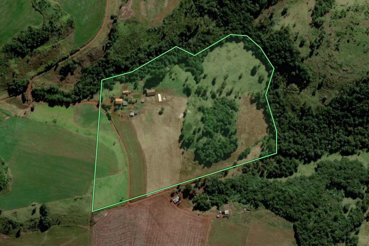 Imagem de satélite do imóvel rural em Porto Barreiro (PR), com o contorno declarado no CAR desenhado por cima.
