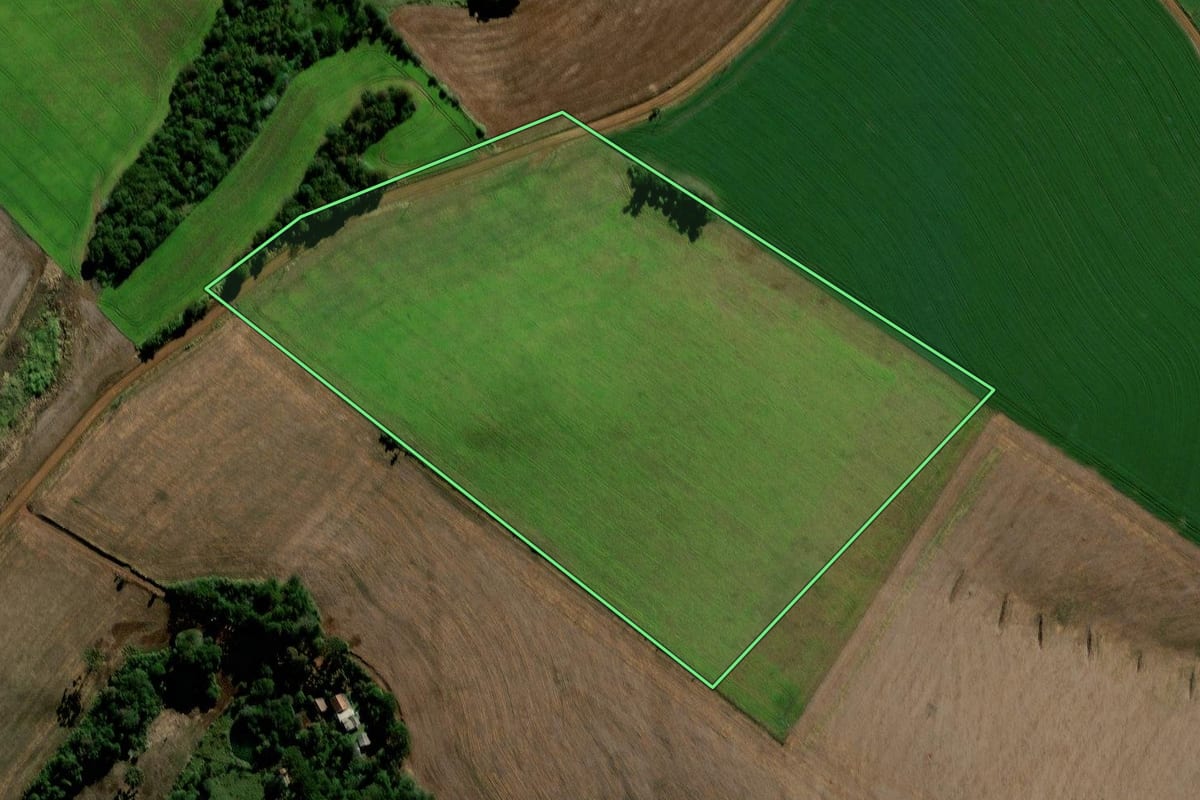 Imagem de satélite do imóvel rural em Porto Barreiro (PR), com o contorno declarado no CAR desenhado por cima.