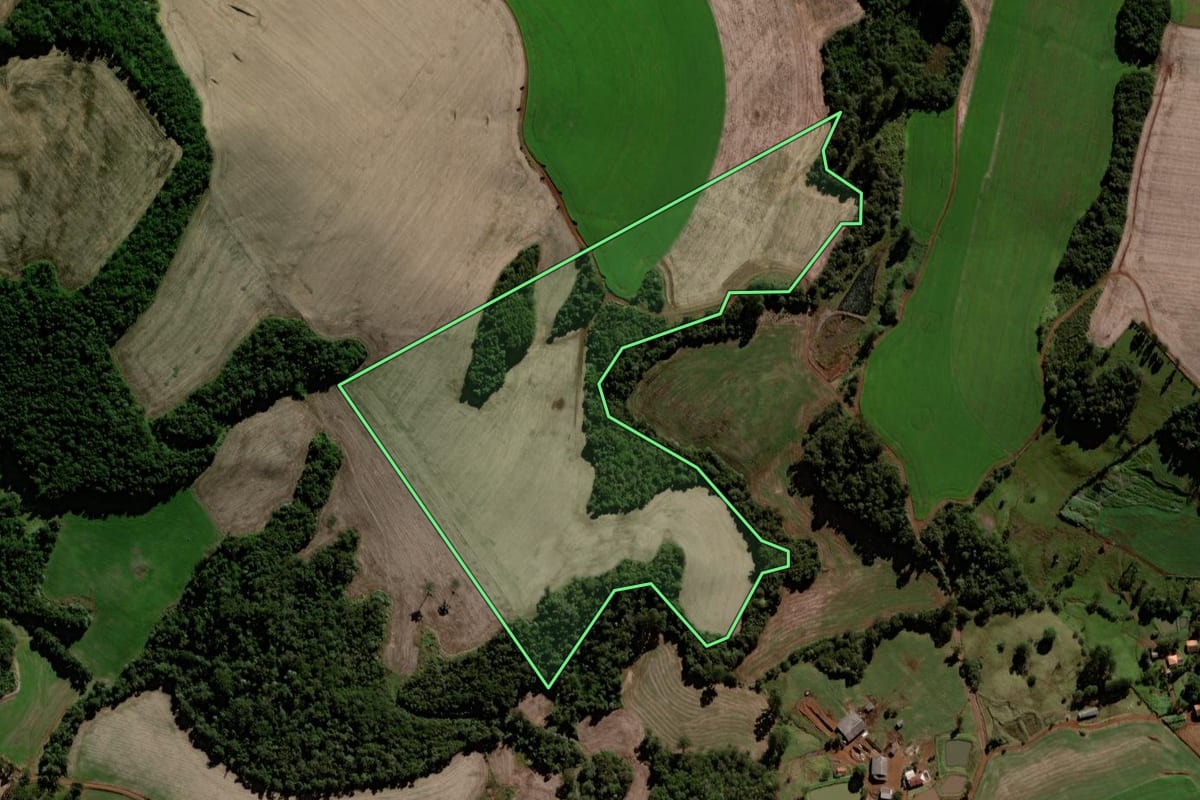 Imagem de satélite do imóvel rural em Porto Barreiro (PR), com o contorno declarado no CAR desenhado por cima.