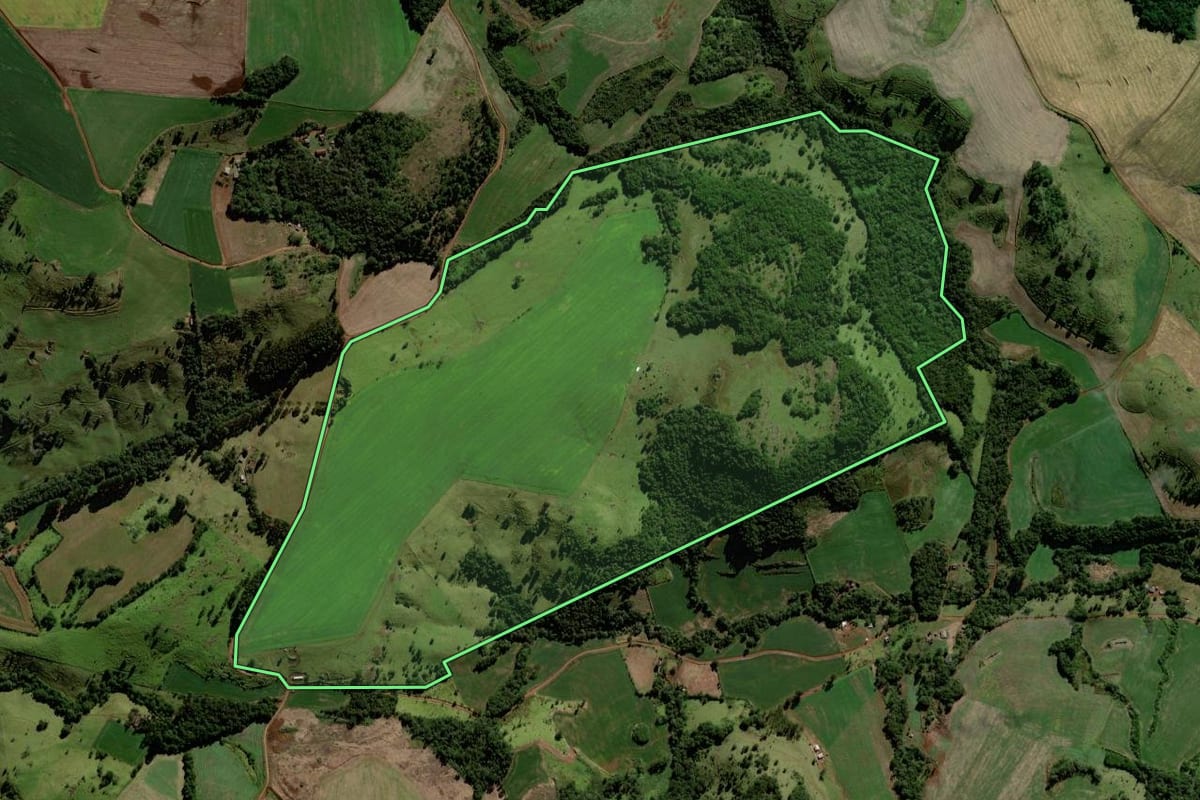 Imagem de satélite do imóvel rural em Porto Barreiro (PR), com o contorno declarado no CAR desenhado por cima.