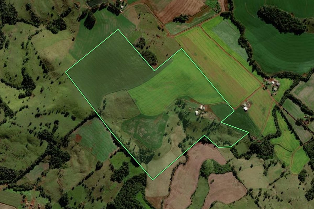 Imagem de satélite do imóvel rural em Porto Barreiro (PR), com o contorno declarado no CAR desenhado por cima.