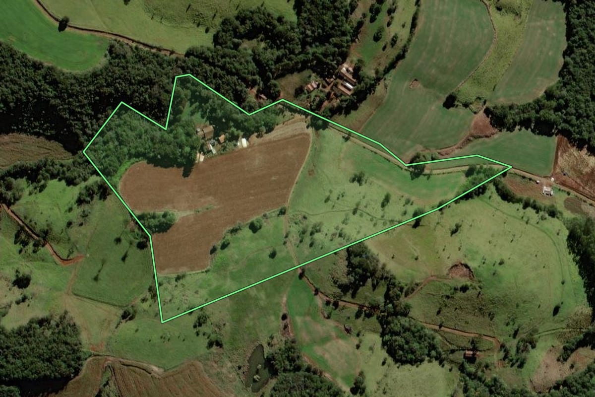 Imagem de satélite do imóvel rural em Porto Barreiro (PR), com o contorno declarado no CAR desenhado por cima.