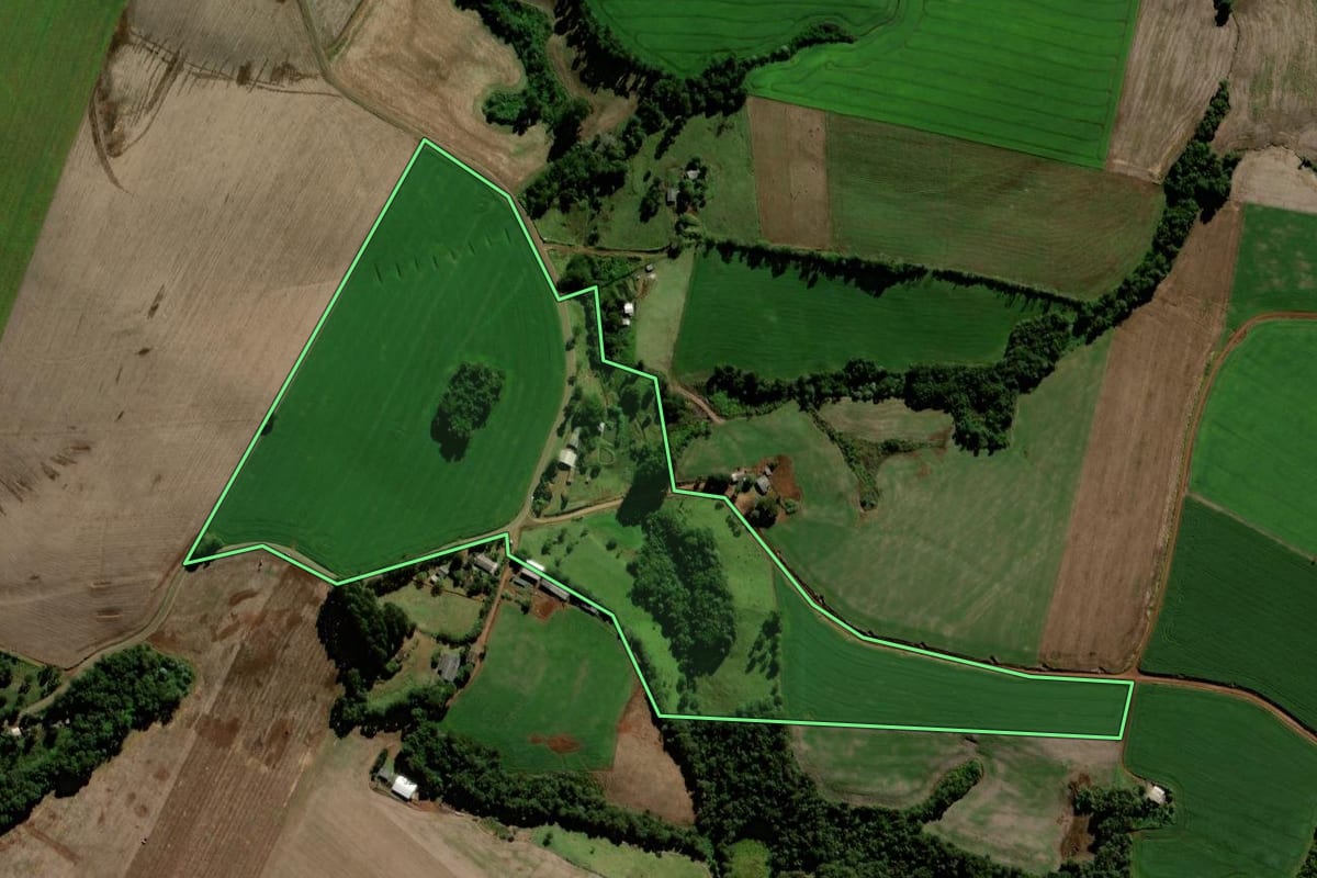 Imagem de satélite do imóvel rural em Porto Barreiro (PR), com o contorno declarado no CAR desenhado por cima.
