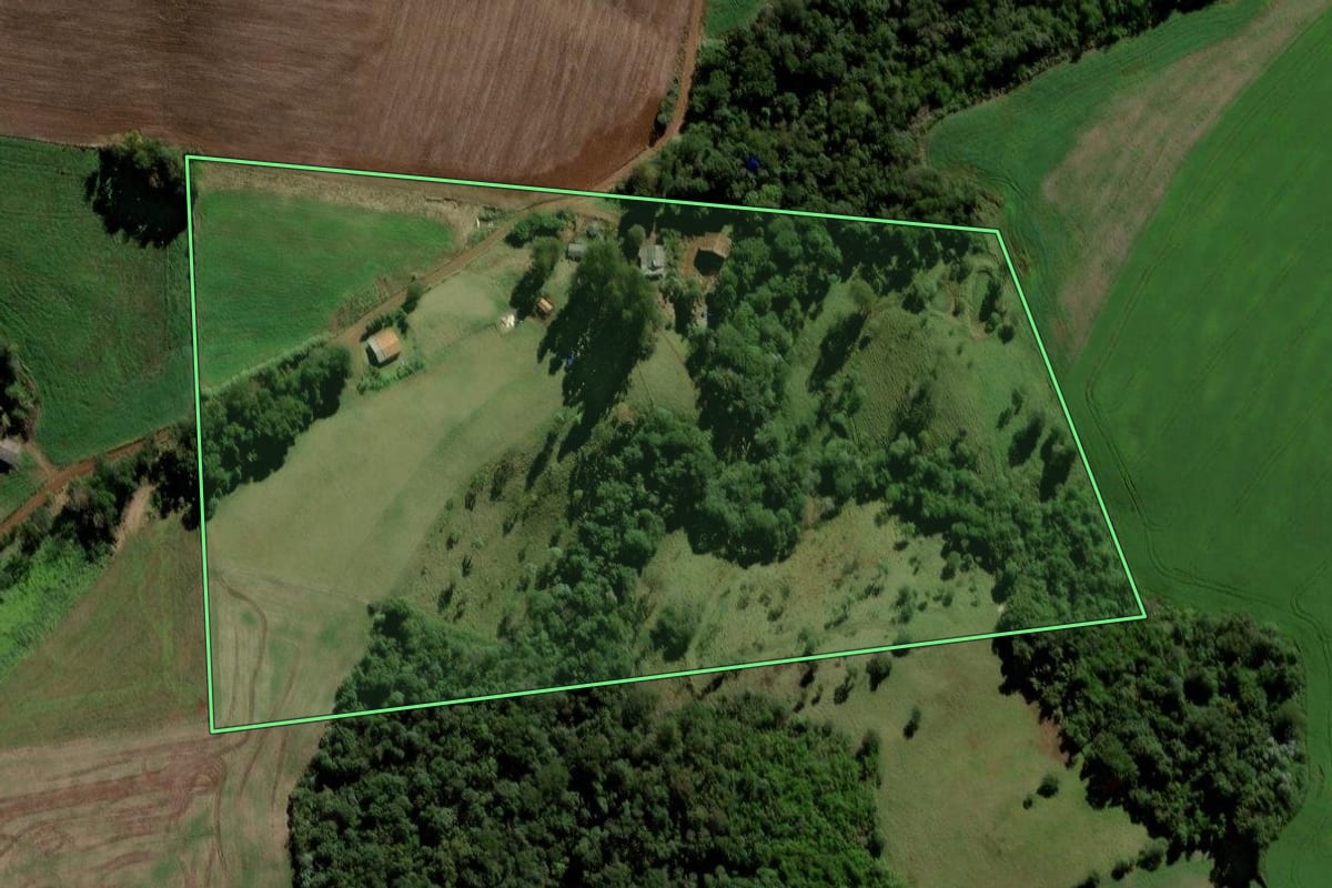 Imagem de satélite do imóvel rural em Porto Barreiro (PR), com o contorno declarado no CAR desenhado por cima.