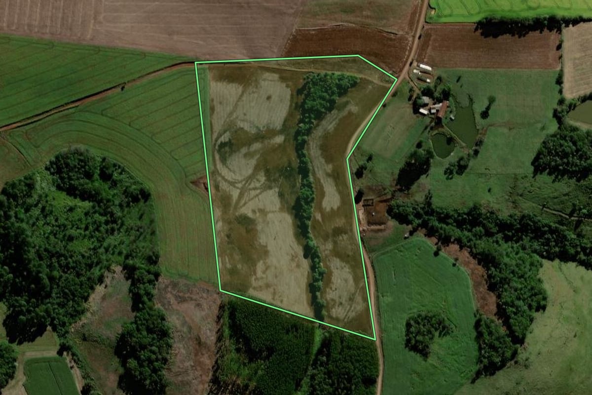 Imagem de satélite do imóvel rural em Porto Barreiro (PR), com o contorno declarado no CAR desenhado por cima.