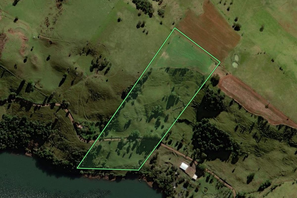 Imagem de satélite do imóvel rural em Porto Barreiro (PR), com o contorno declarado no CAR desenhado por cima.