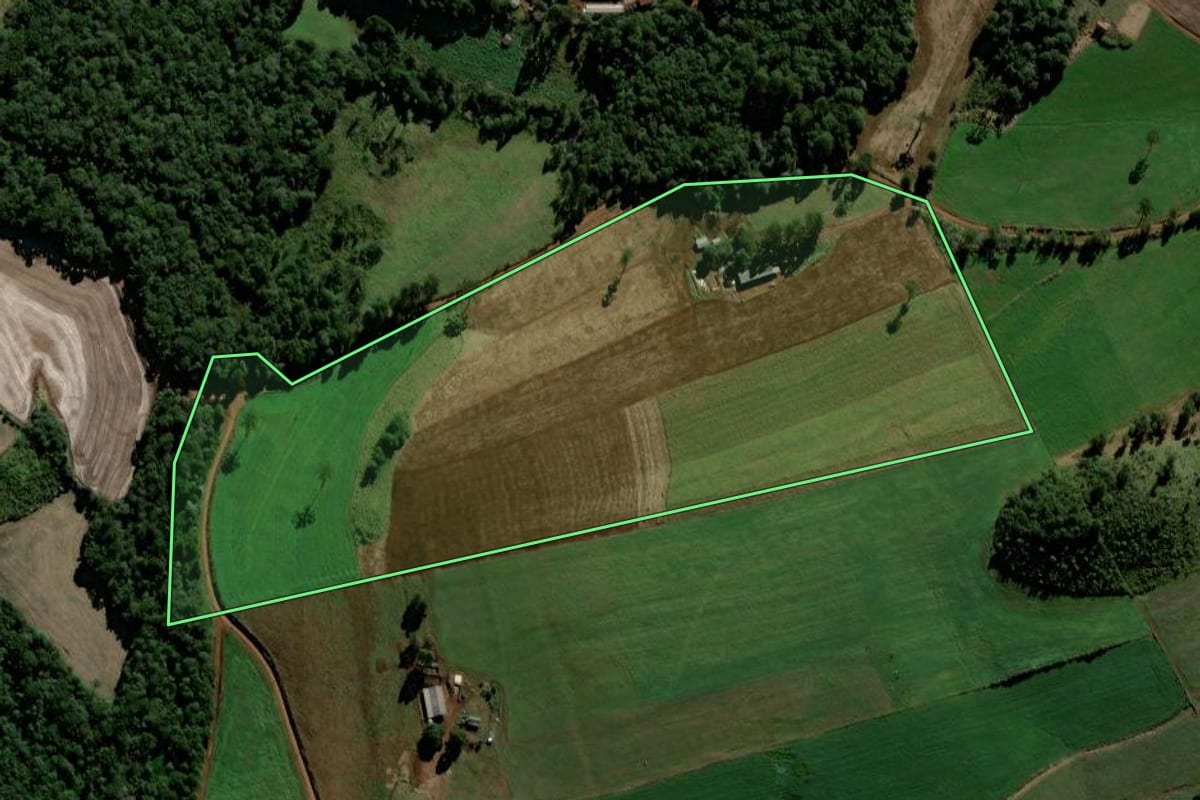 Imagem de satélite do imóvel rural em Porto Barreiro (PR), com o contorno declarado no CAR desenhado por cima.