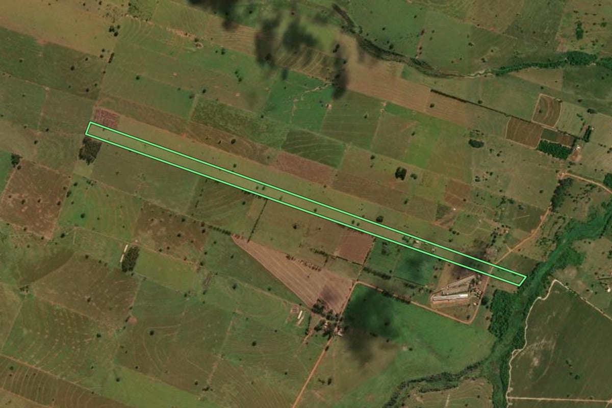 Imagem de satélite do imóvel rural em Porto Rico (PR), com o contorno declarado no CAR desenhado por cima.