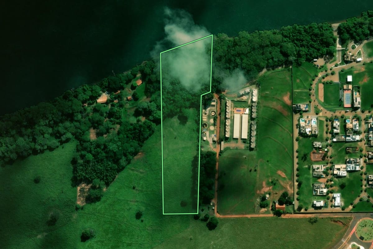 Imagem de satélite do imóvel rural em Porto Rico (PR), com o contorno declarado no CAR desenhado por cima.