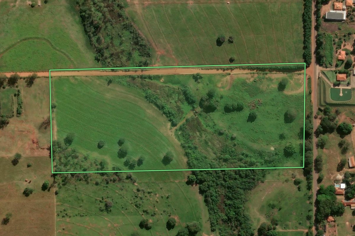 Imagem de satélite do imóvel rural em Porto Rico (PR), com o contorno declarado no CAR desenhado por cima.