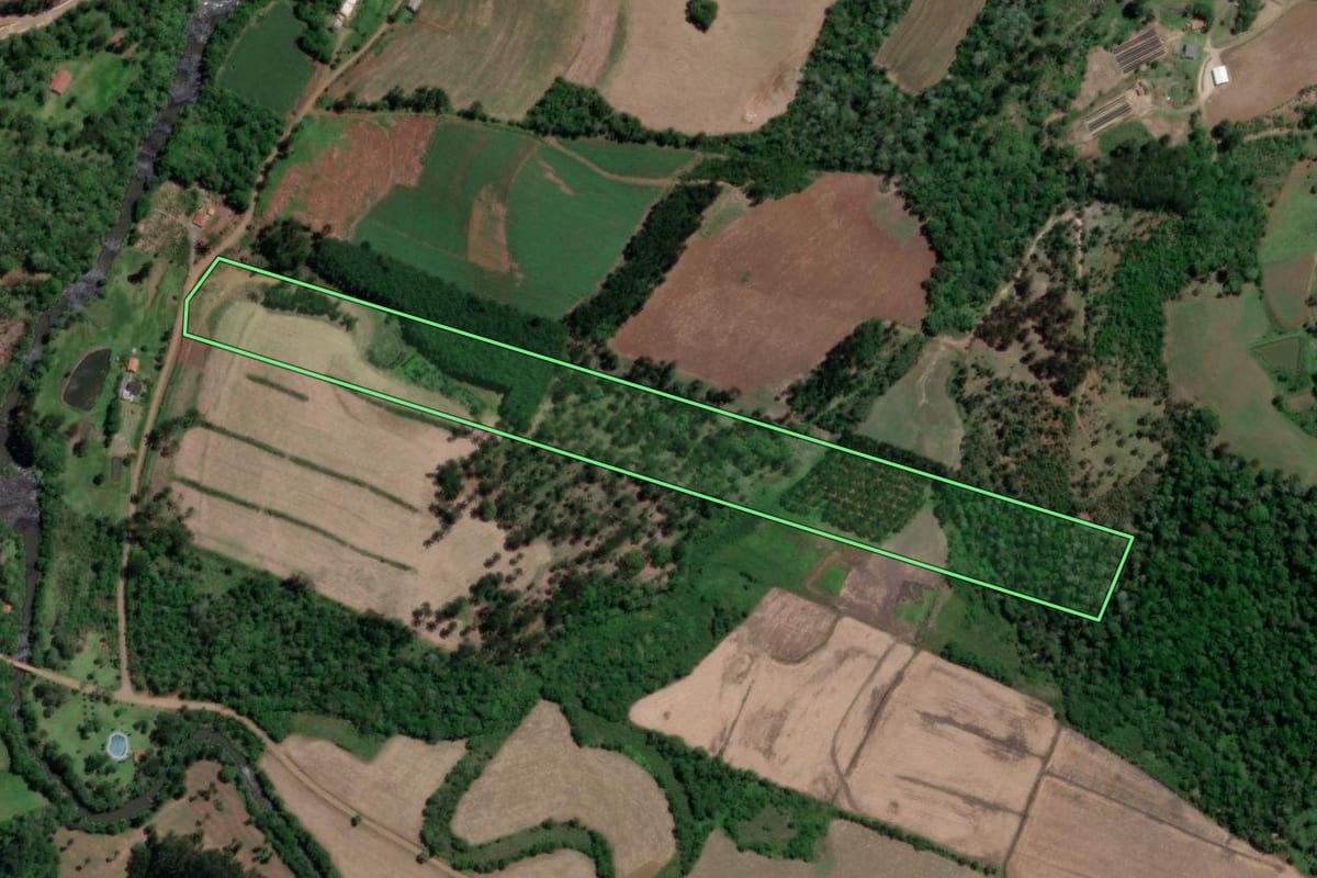 Imagem de satélite do imóvel rural em Porto Vitória (PR), com o contorno declarado no CAR desenhado por cima.