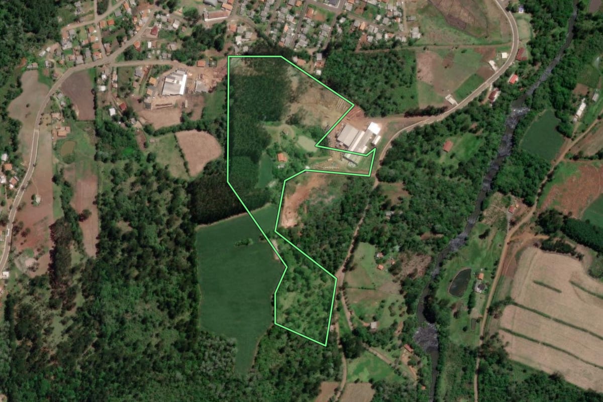 Imagem de satélite do imóvel rural em Porto Vitória (PR), com o contorno declarado no CAR desenhado por cima.
