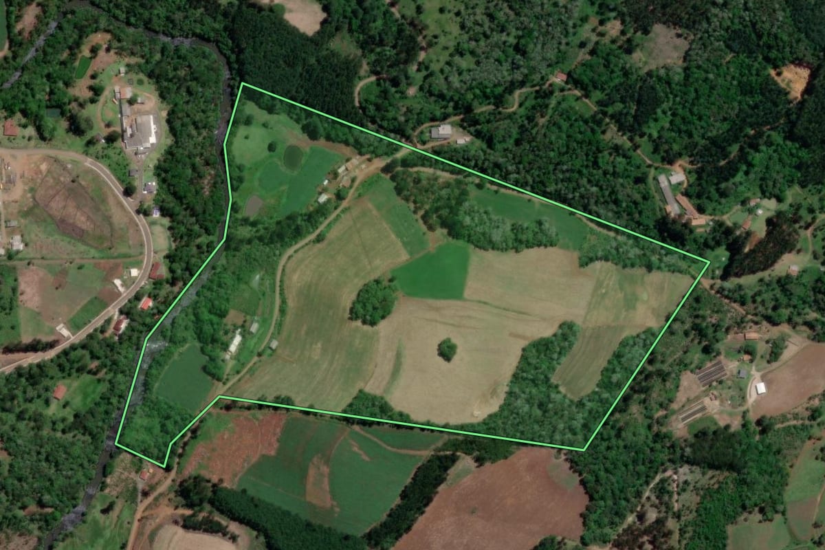 Imagem de satélite do imóvel rural em Porto Vitória (PR), com o contorno declarado no CAR desenhado por cima.