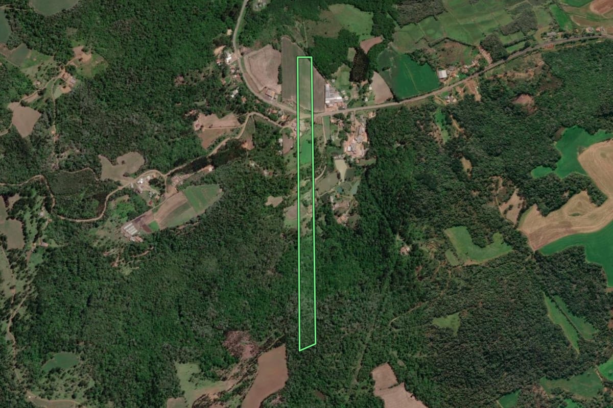 Imagem de satélite do imóvel rural em Porto Vitória (PR), com o contorno declarado no CAR desenhado por cima.