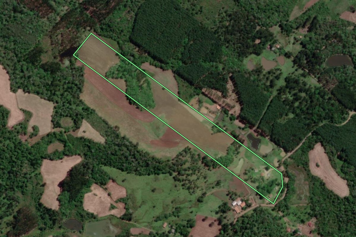 Imagem de satélite do imóvel rural em Porto Vitória (PR), com o contorno declarado no CAR desenhado por cima.