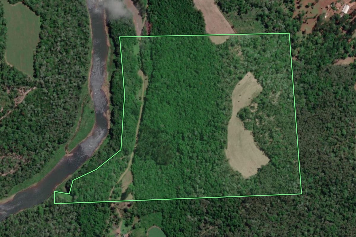 Imagem de satélite do imóvel rural em Porto Vitória (PR), com o contorno declarado no CAR desenhado por cima.