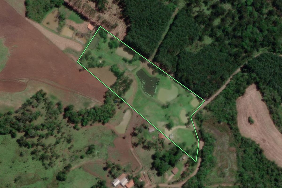 Imagem de satélite do imóvel rural em Porto Vitória (PR), com o contorno declarado no CAR desenhado por cima.