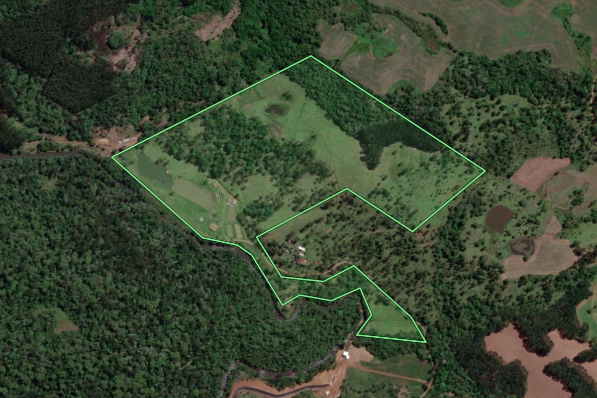 Imagem de satélite do imóvel rural em Porto Vitória (PR), com o contorno declarado no CAR desenhado por cima.