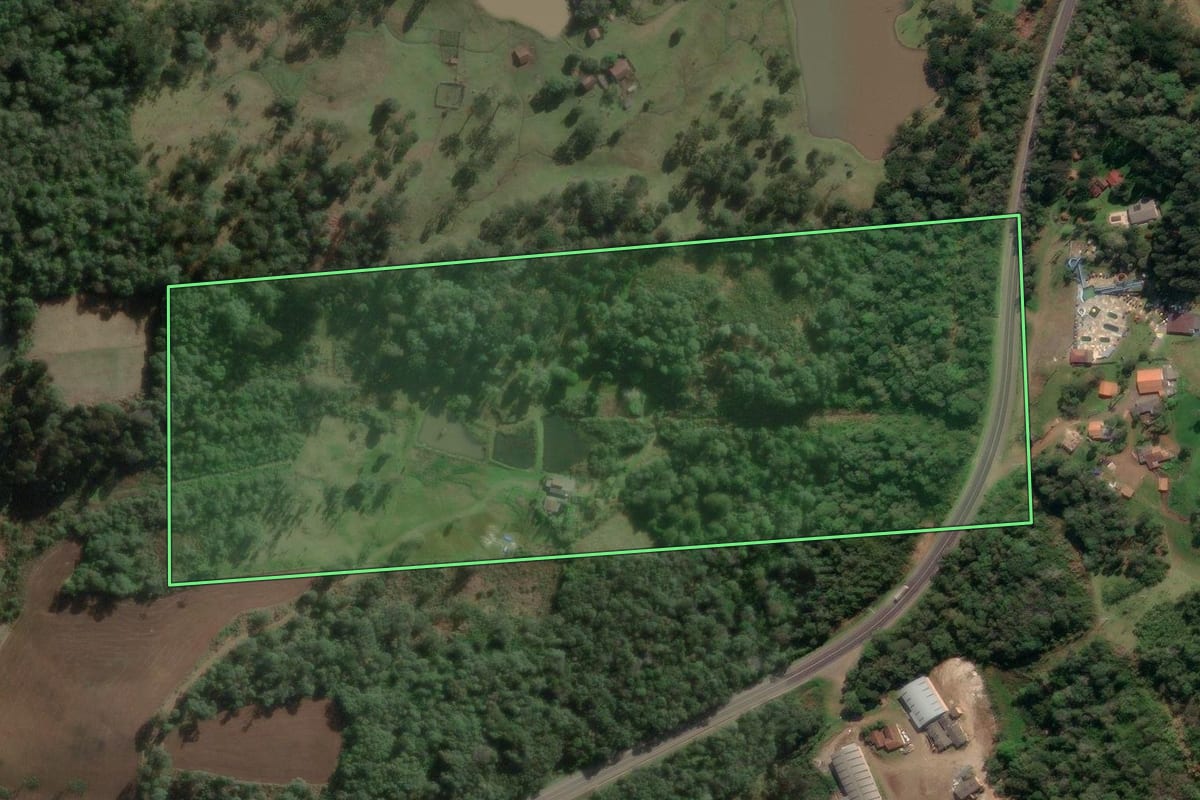 Imagem de satélite do imóvel rural em Porto Vitória (PR), com o contorno declarado no CAR desenhado por cima.