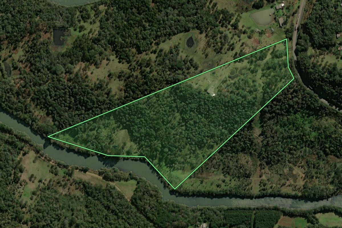 Imagem de satélite do imóvel rural em Porto Vitória (PR), com o contorno declarado no CAR desenhado por cima.