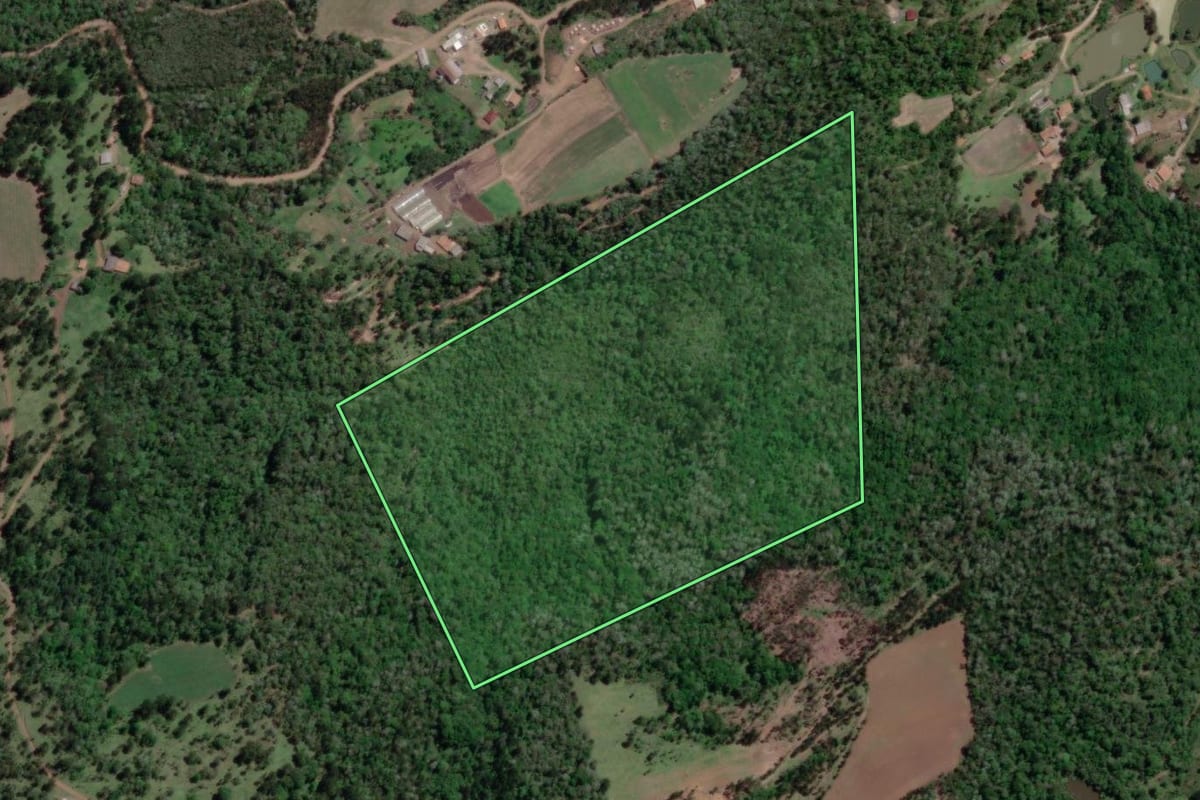 Imagem de satélite do imóvel rural em Porto Vitória (PR), com o contorno declarado no CAR desenhado por cima.