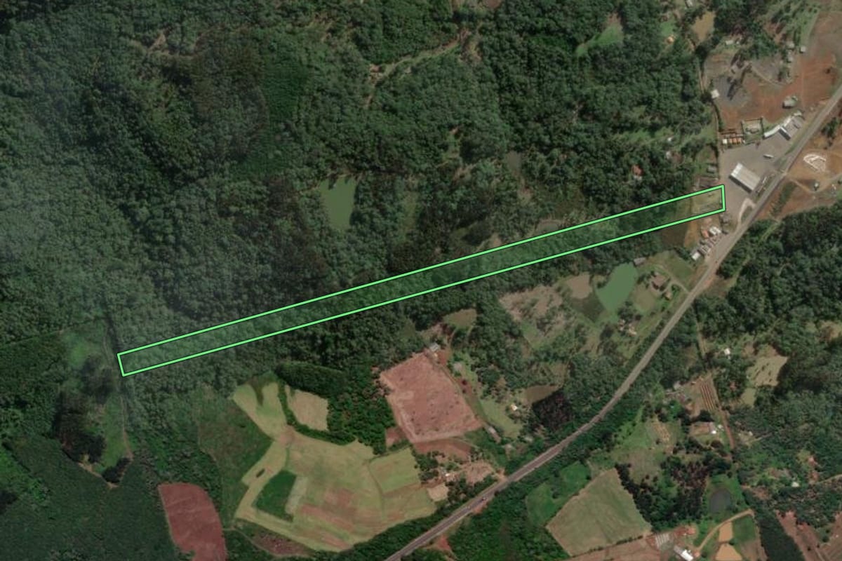Imagem de satélite do imóvel rural em Porto Vitória (PR), com o contorno declarado no CAR desenhado por cima.