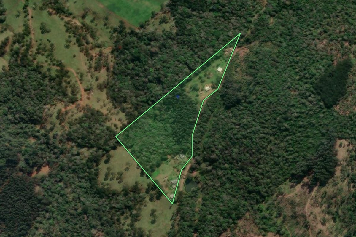Imagem de satélite do imóvel rural em Porto Vitória (PR), com o contorno declarado no CAR desenhado por cima.