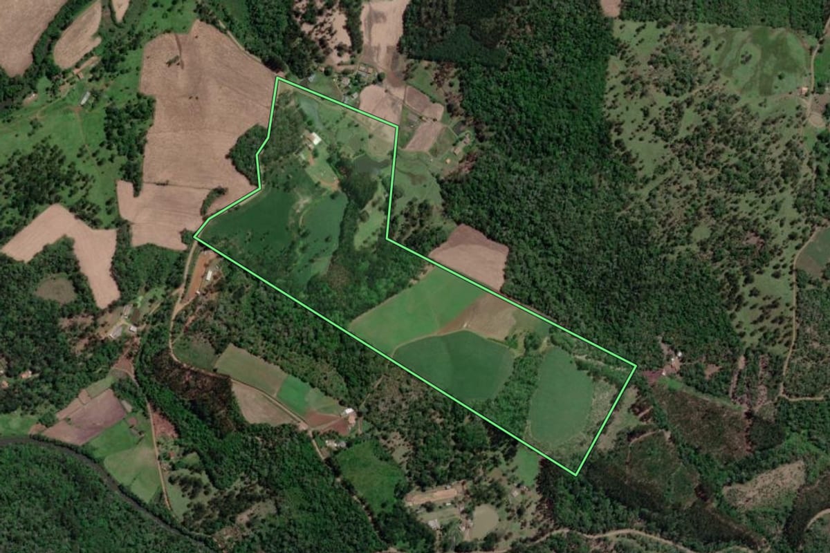 Imagem de satélite do imóvel rural em Porto Vitória (PR), com o contorno declarado no CAR desenhado por cima.