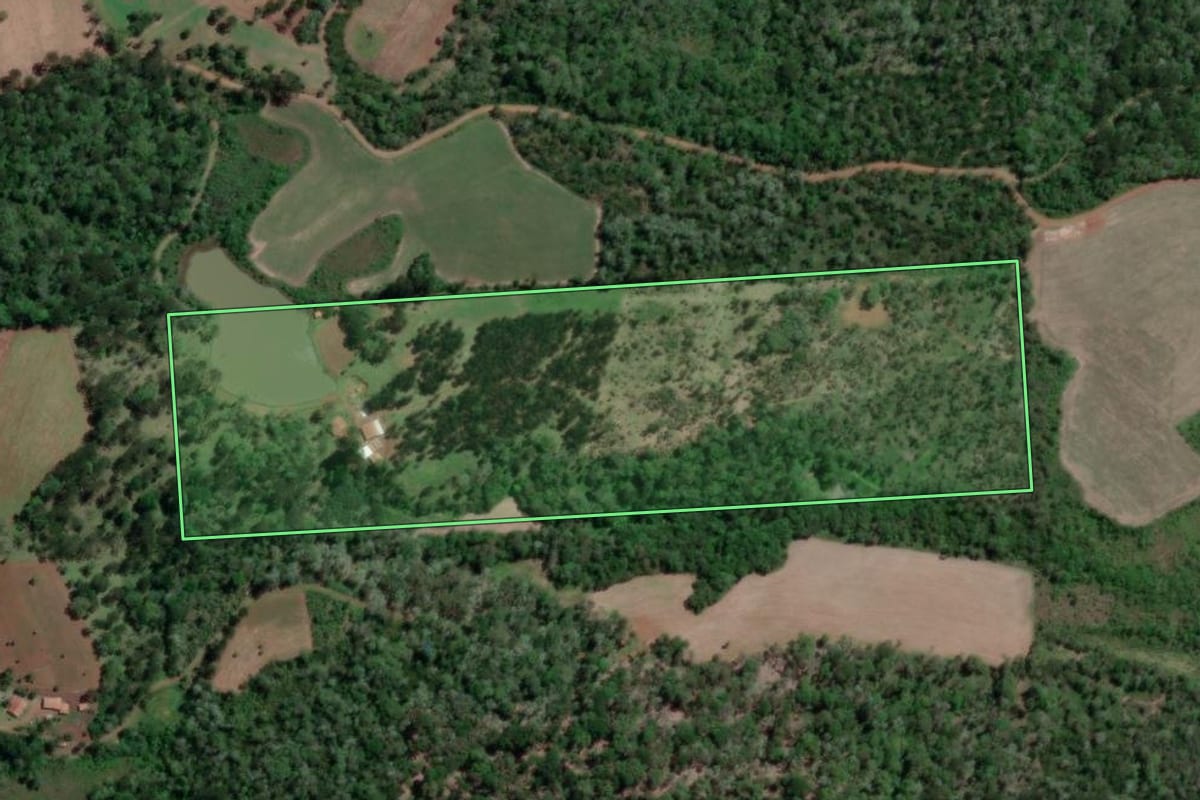 Imagem de satélite do imóvel rural em Porto Vitória (PR), com o contorno declarado no CAR desenhado por cima.