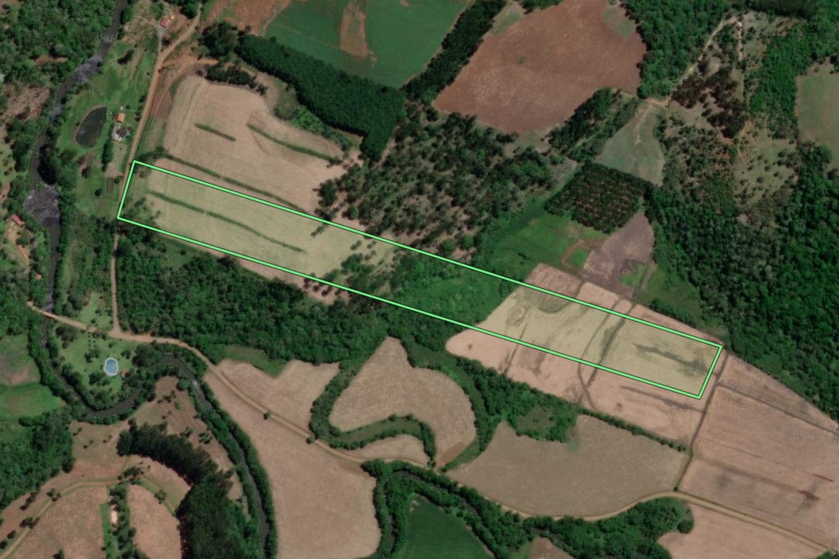 Imagem de satélite do imóvel rural em Porto Vitória (PR), com o contorno declarado no CAR desenhado por cima.