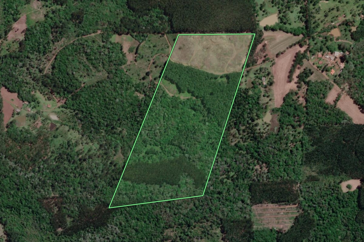 Imagem de satélite do imóvel rural em Porto Vitória (PR), com o contorno declarado no CAR desenhado por cima.