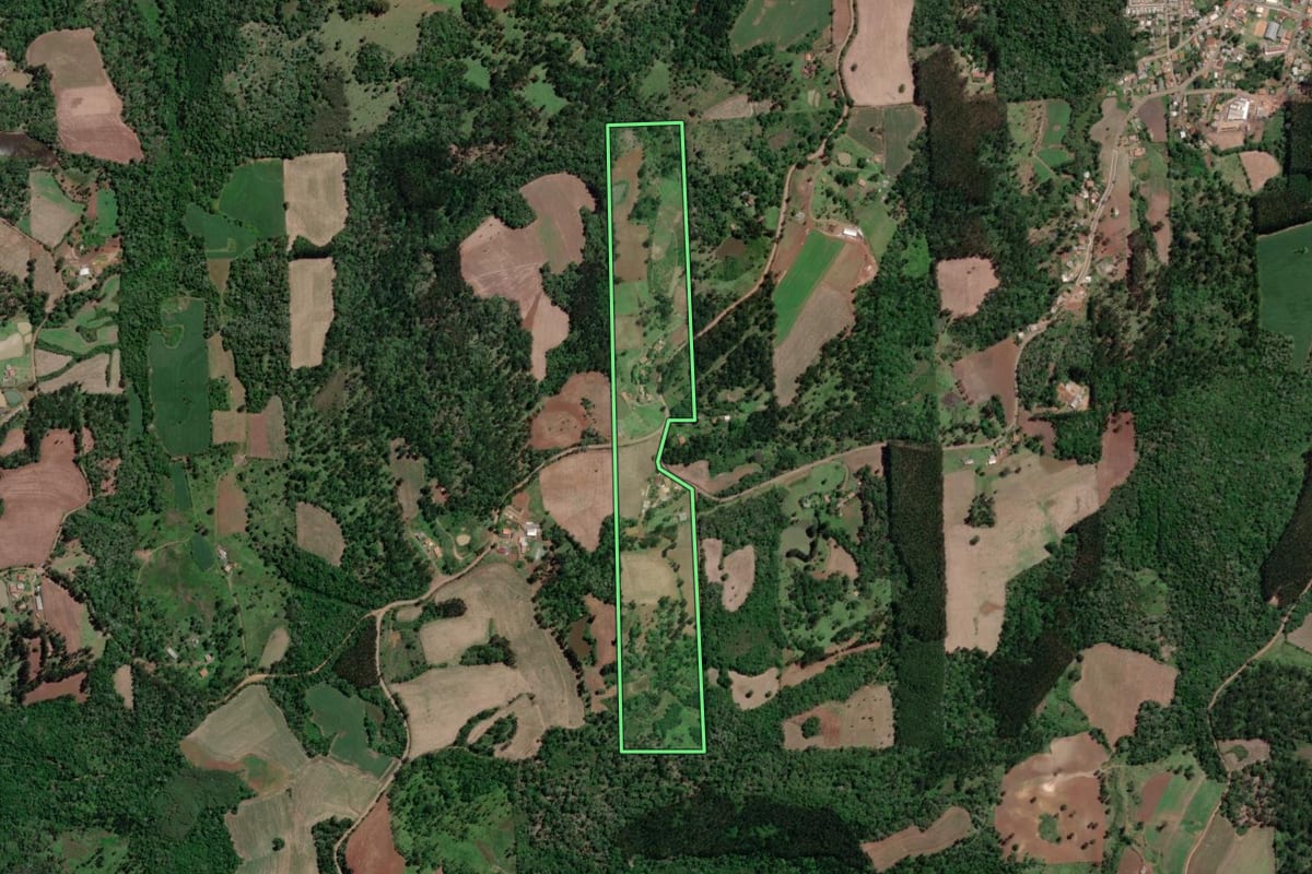 Imagem de satélite do imóvel rural em Porto Vitória (PR), com o contorno declarado no CAR desenhado por cima.