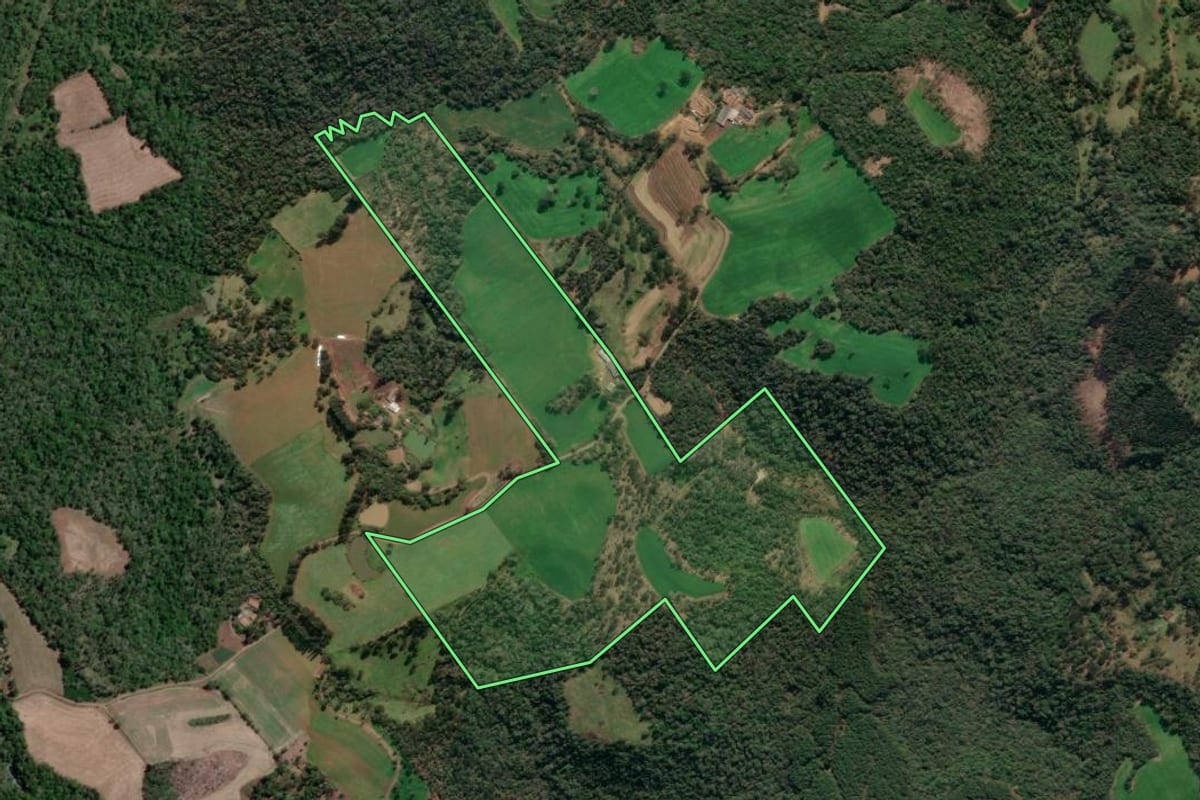 Imagem de satélite do imóvel rural em Porto Vitória (PR), com o contorno declarado no CAR desenhado por cima.