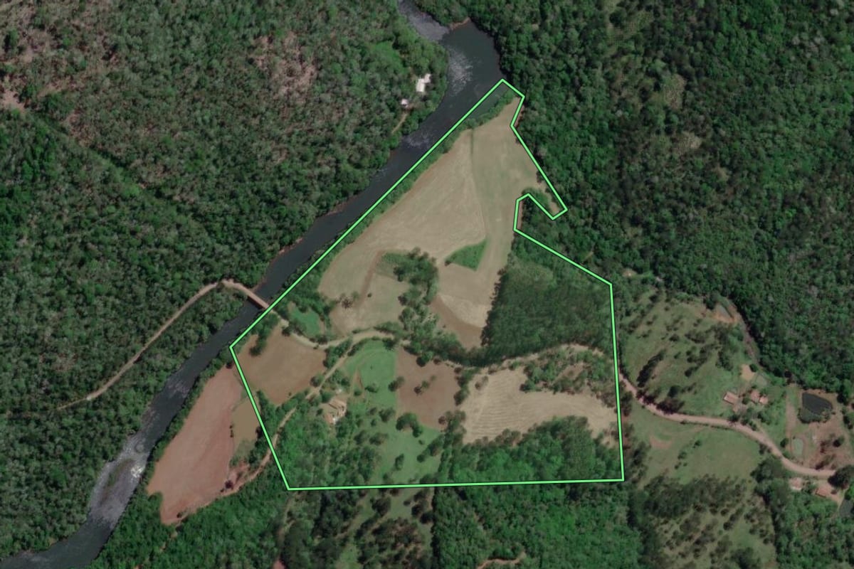 Imagem de satélite do imóvel rural em Porto Vitória (PR), com o contorno declarado no CAR desenhado por cima.