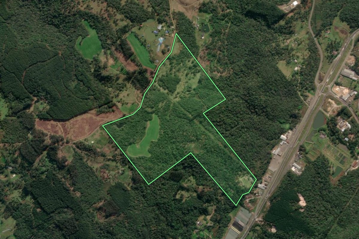 Imagem de satélite do imóvel rural em Porto Vitória (PR), com o contorno declarado no CAR desenhado por cima.