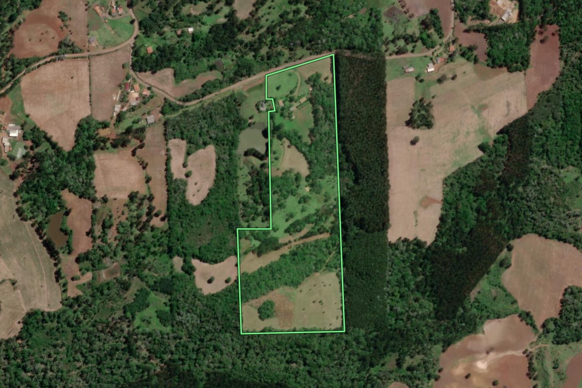 Imagem de satélite do imóvel rural em Porto Vitória (PR), com o contorno declarado no CAR desenhado por cima.