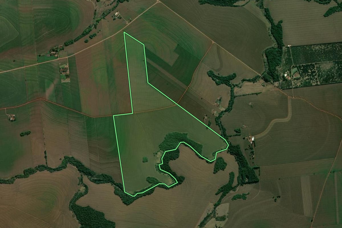 Imagem de satélite do imóvel rural em Prado Ferreira (PR), com o contorno declarado no CAR desenhado por cima.