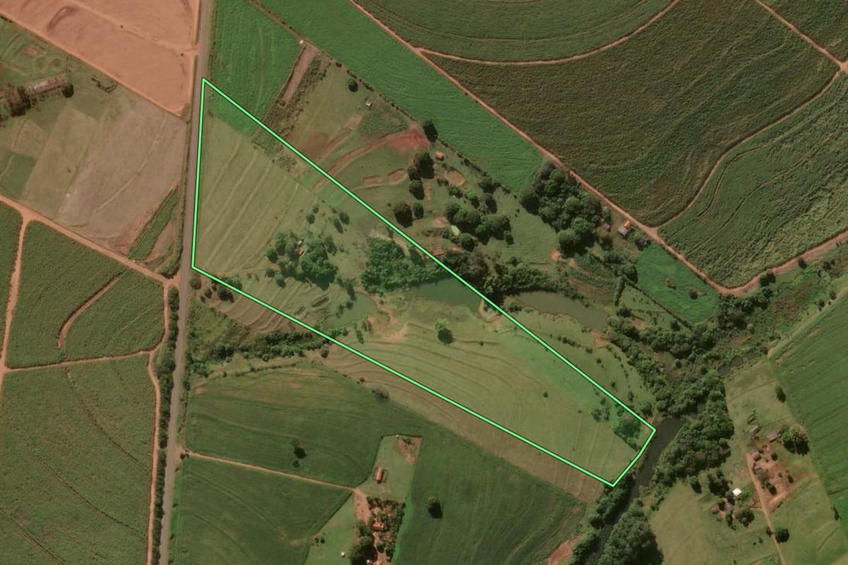 Imagem de satélite do imóvel rural em Prado Ferreira (PR), com o contorno declarado no CAR desenhado por cima.