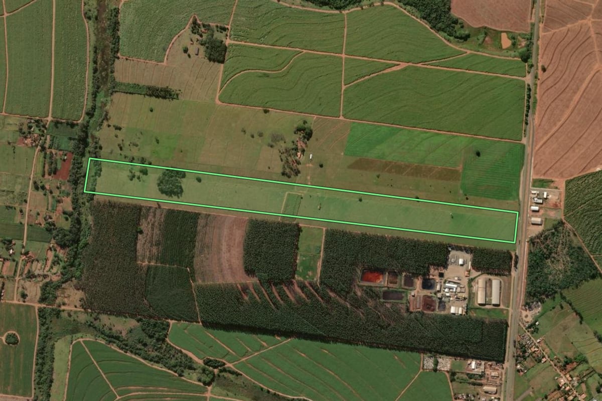 Imagem de satélite do imóvel rural em Prado Ferreira (PR), com o contorno declarado no CAR desenhado por cima.