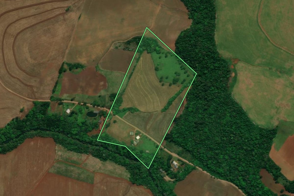 Imagem de satélite do imóvel rural em Pranchita (PR), com o contorno declarado no CAR desenhado por cima.