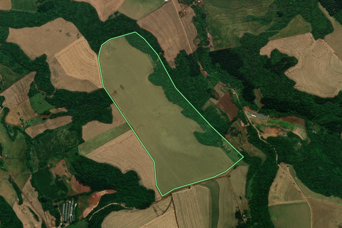 Imagem de satélite do imóvel rural em Pranchita (PR), com o contorno declarado no CAR desenhado por cima.