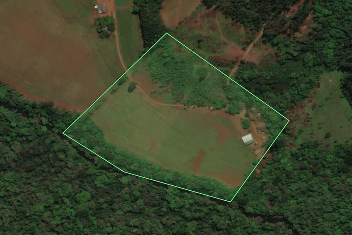 Imagem de satélite do imóvel rural em Pranchita (PR), com o contorno declarado no CAR desenhado por cima.