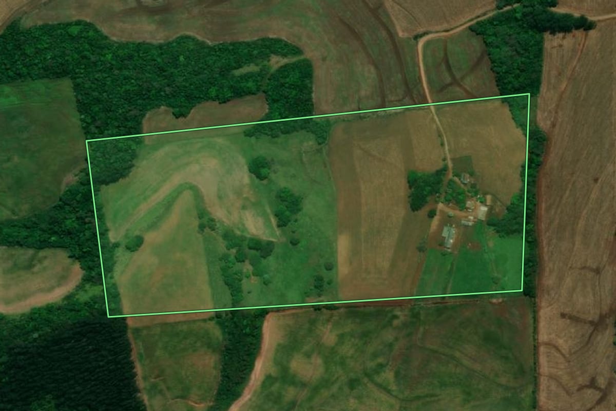Imagem de satélite do imóvel rural em Pranchita (PR), com o contorno declarado no CAR desenhado por cima.