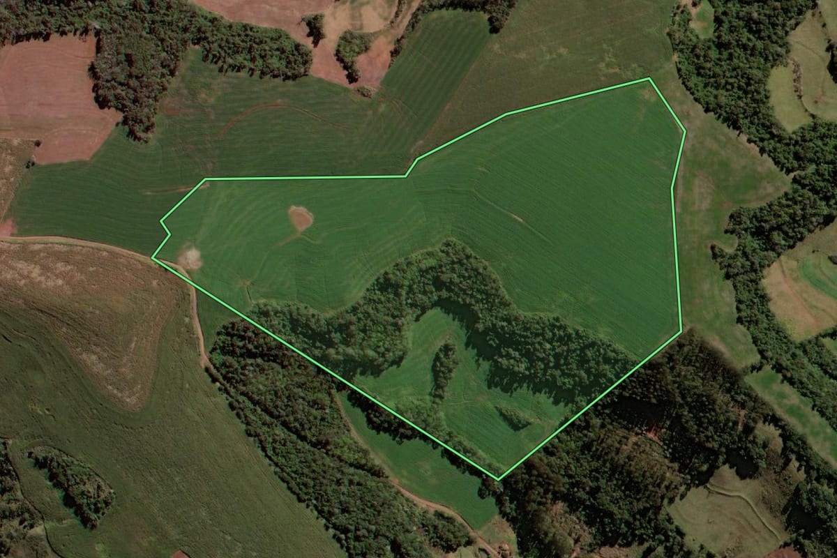 Imagem de satélite do imóvel rural em Pranchita (PR), com o contorno declarado no CAR desenhado por cima.