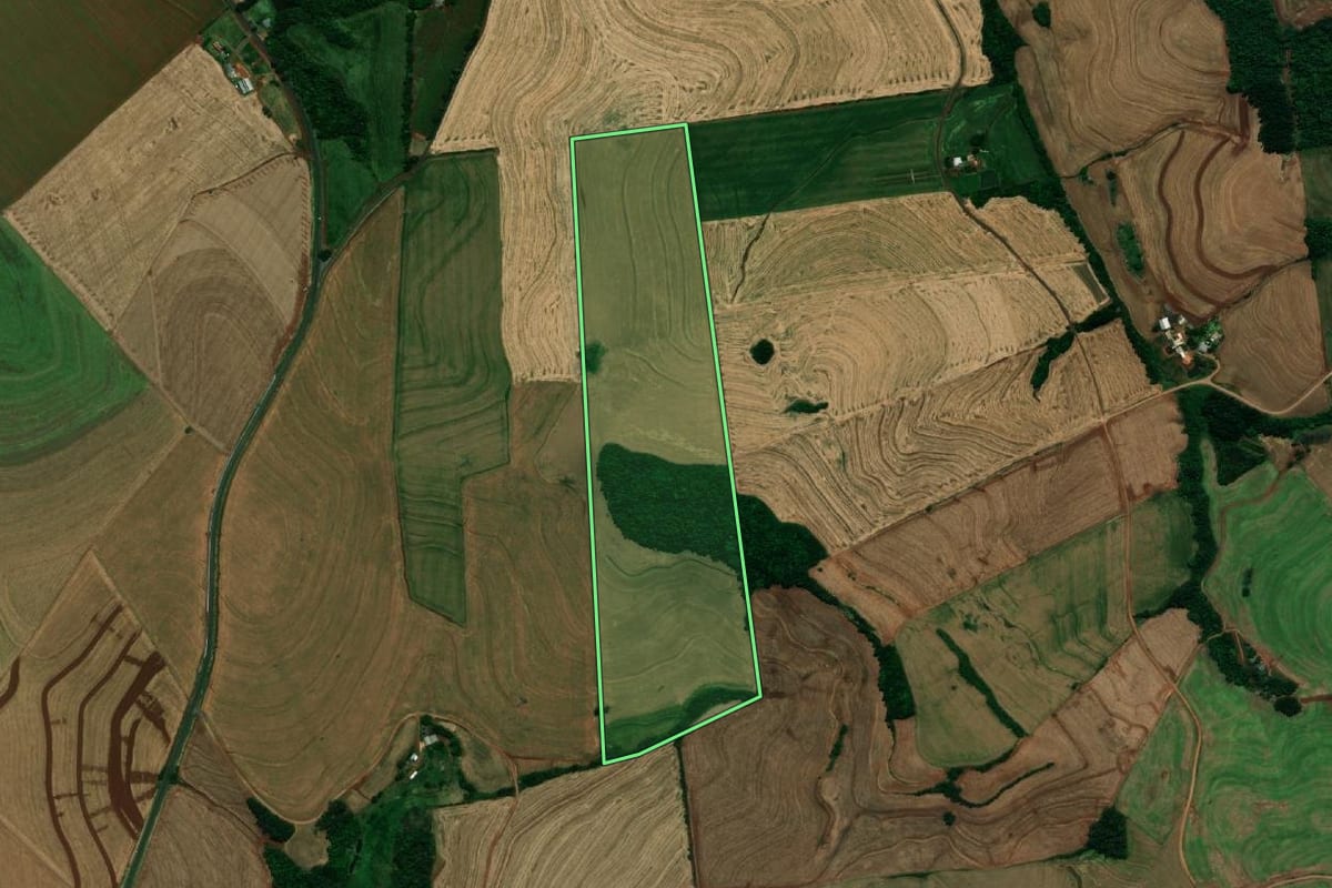 Imagem de satélite do imóvel rural em Pranchita (PR), com o contorno declarado no CAR desenhado por cima.