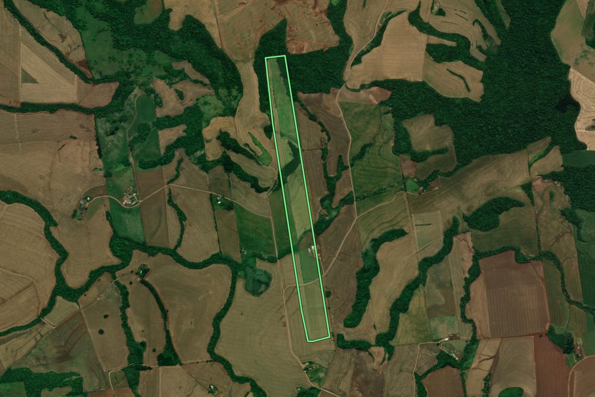 Imagem de satélite do imóvel rural em Pranchita (PR), com o contorno declarado no CAR desenhado por cima.