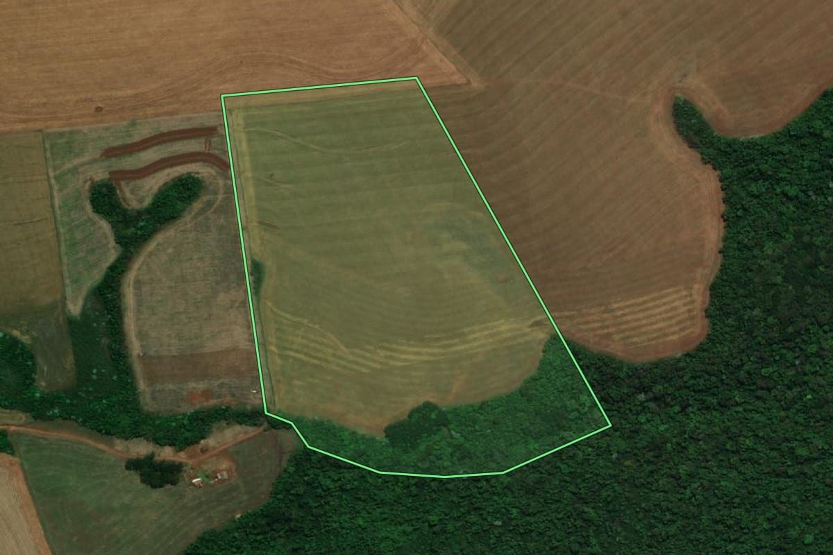 Imagem de satélite do imóvel rural em Pranchita (PR), com o contorno declarado no CAR desenhado por cima.